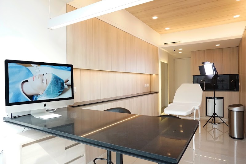 Clínica Renacent - Especialistas en Lipoescultura y Minilipo logo