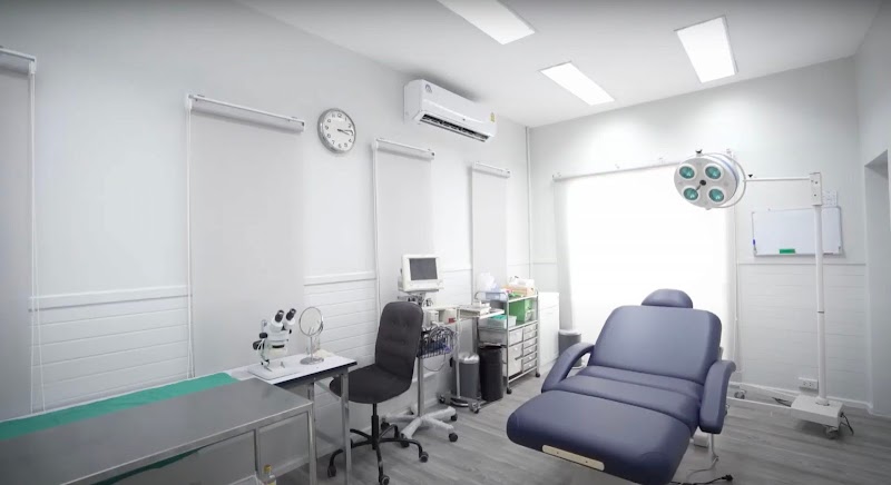 MAX HAIR CLINIC คลินิกปลูกผม สาขาเชียงใหม่ logo